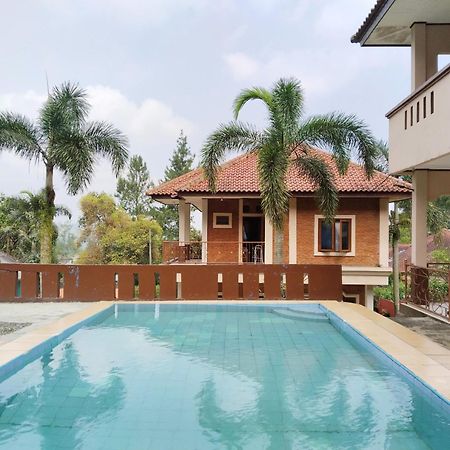 Villa Yustisia Curug 7 Cilember Cisarua Exterior photo