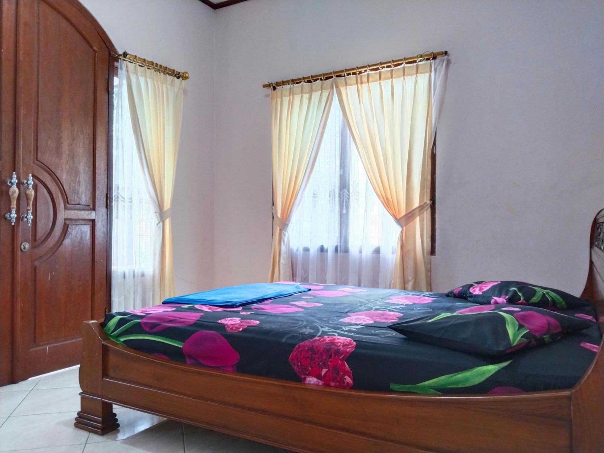 Villa Yustisia Curug 7 Cilember Cisarua Exterior photo