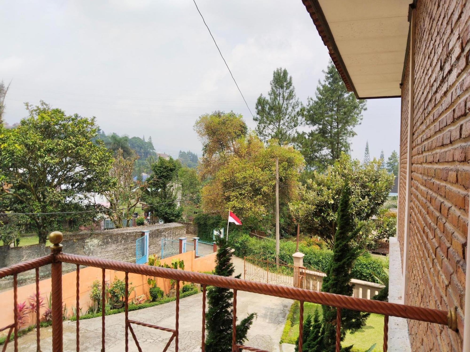 Villa Yustisia Curug 7 Cilember Cisarua Exterior photo