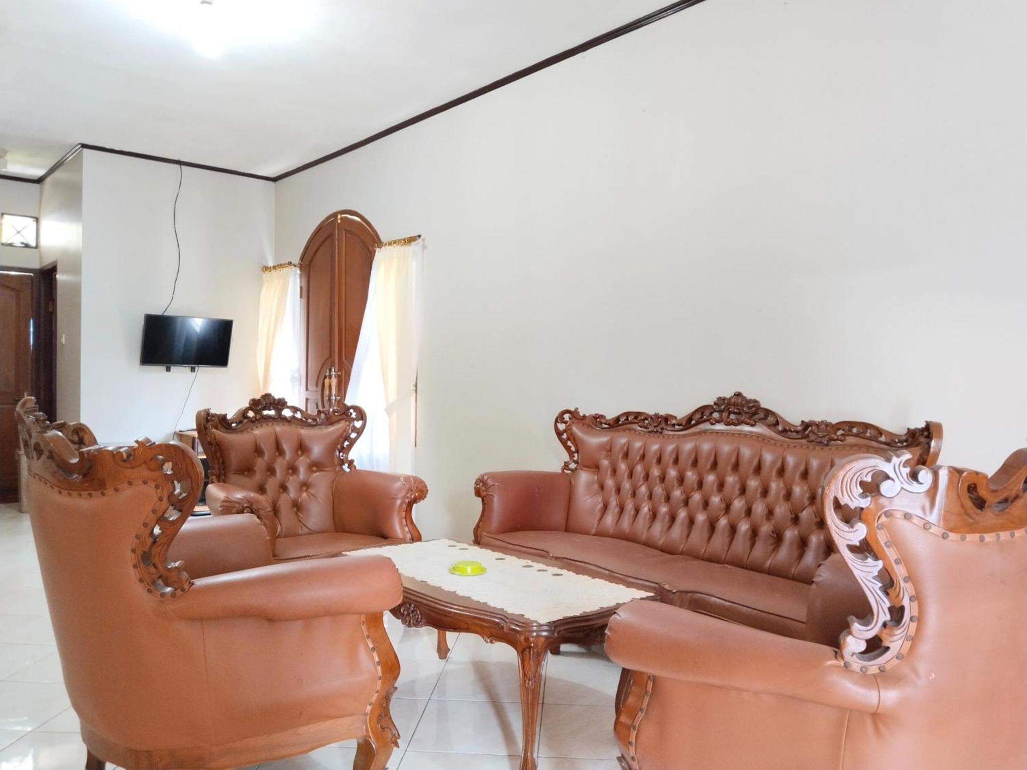 Villa Yustisia Curug 7 Cilember Cisarua Exterior photo