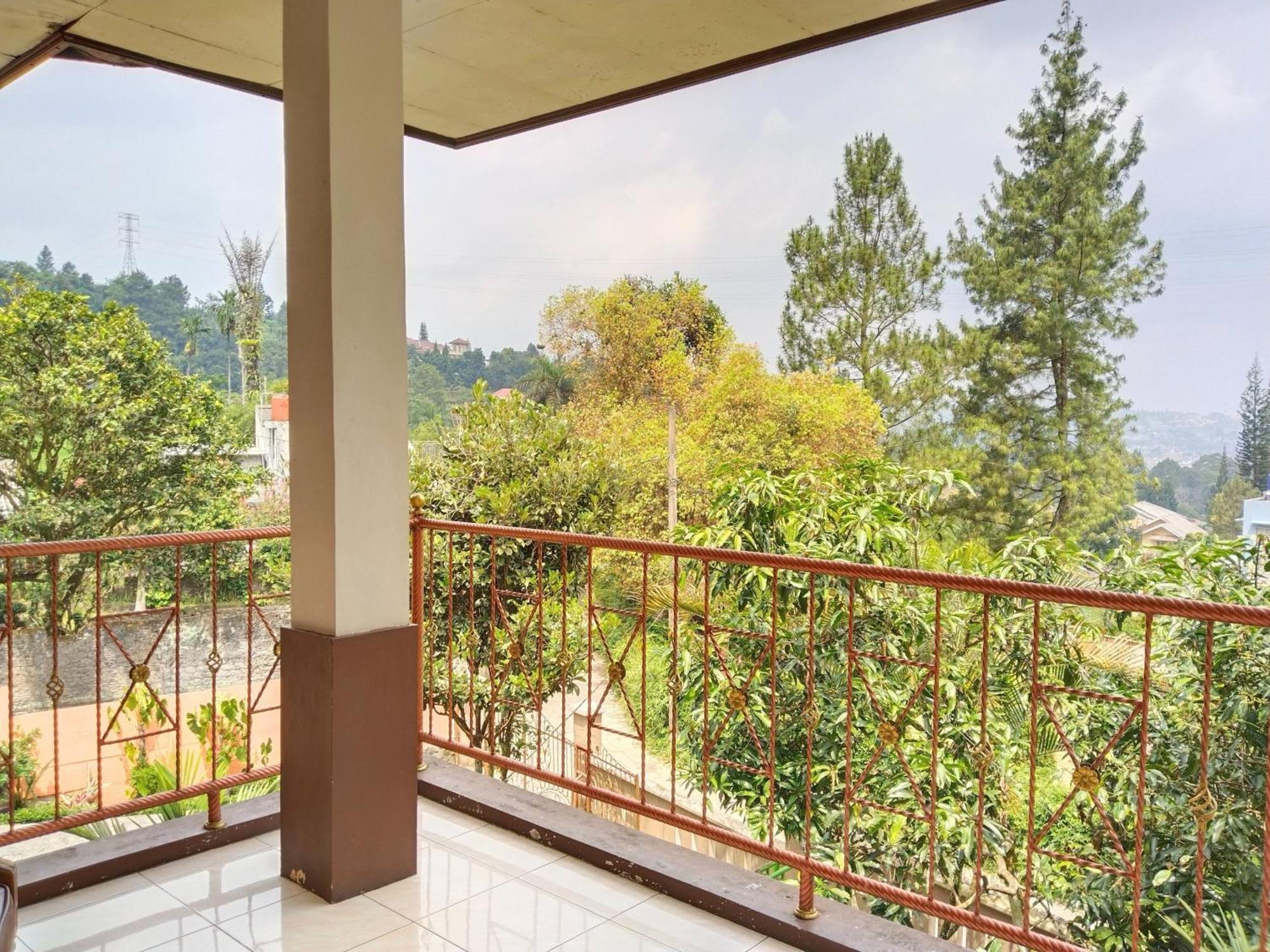 Villa Yustisia Curug 7 Cilember Cisarua Exterior photo