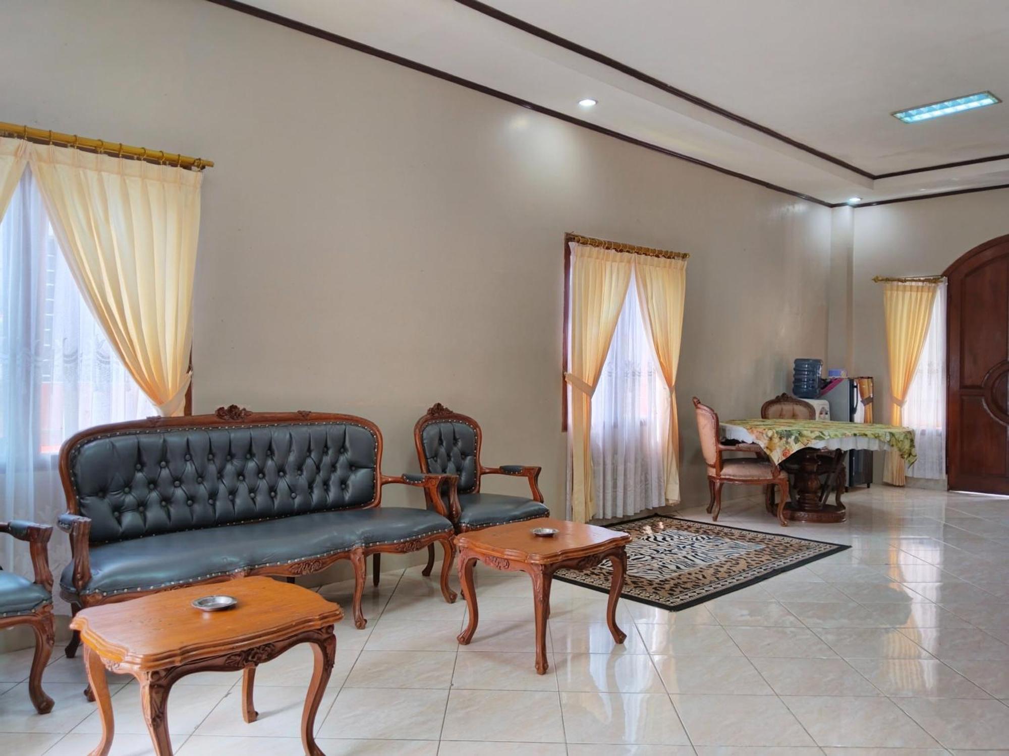 Villa Yustisia Curug 7 Cilember Cisarua Exterior photo