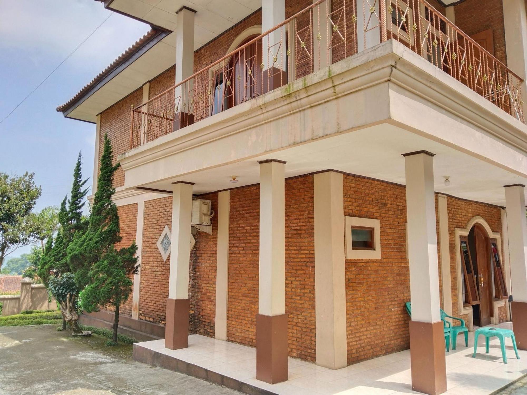 Villa Yustisia Curug 7 Cilember Cisarua Exterior photo