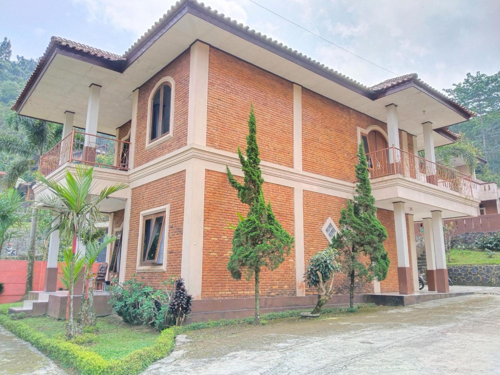 Villa Yustisia Curug 7 Cilember Cisarua Exterior photo