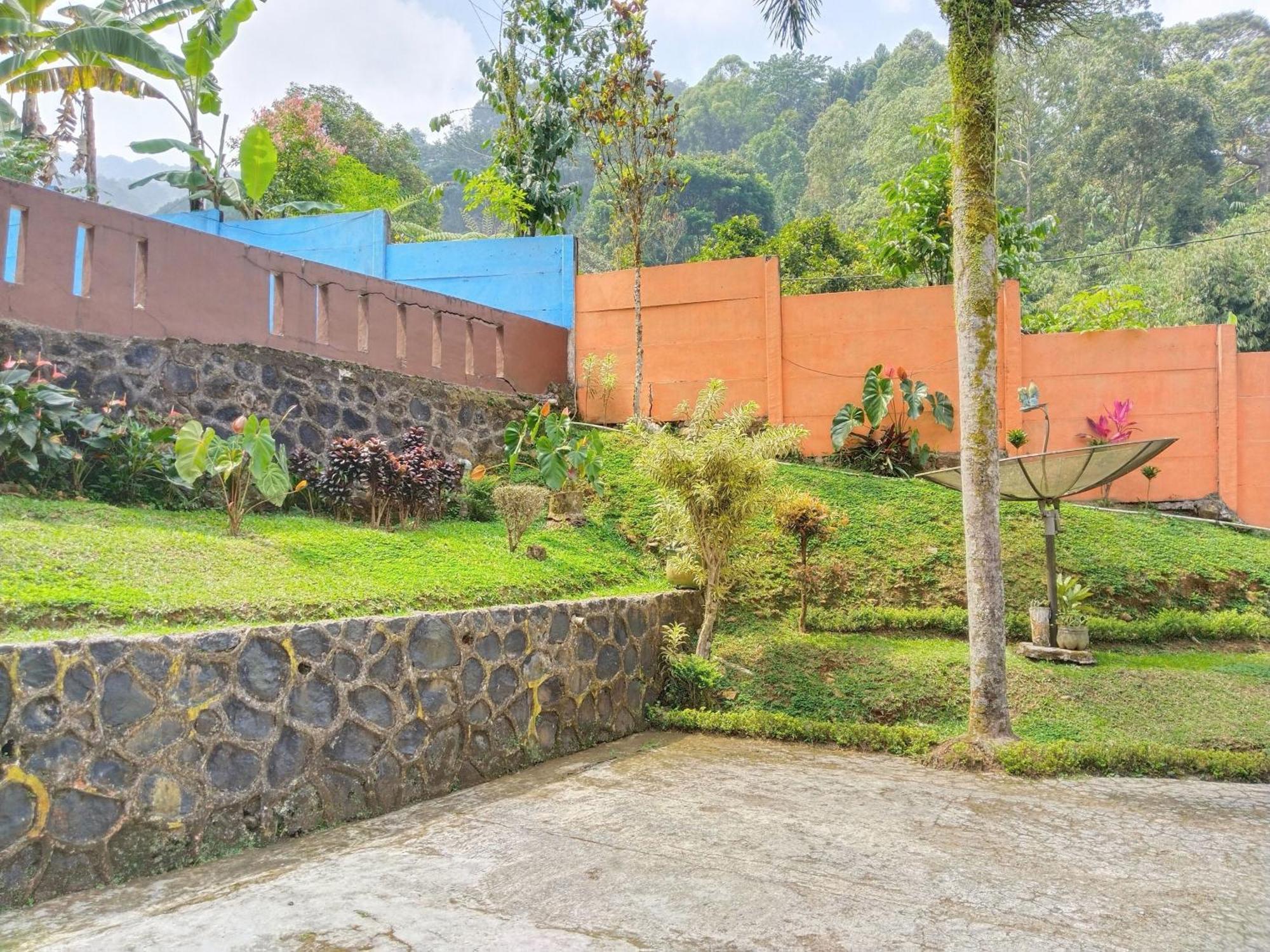 Villa Yustisia Curug 7 Cilember Cisarua Exterior photo