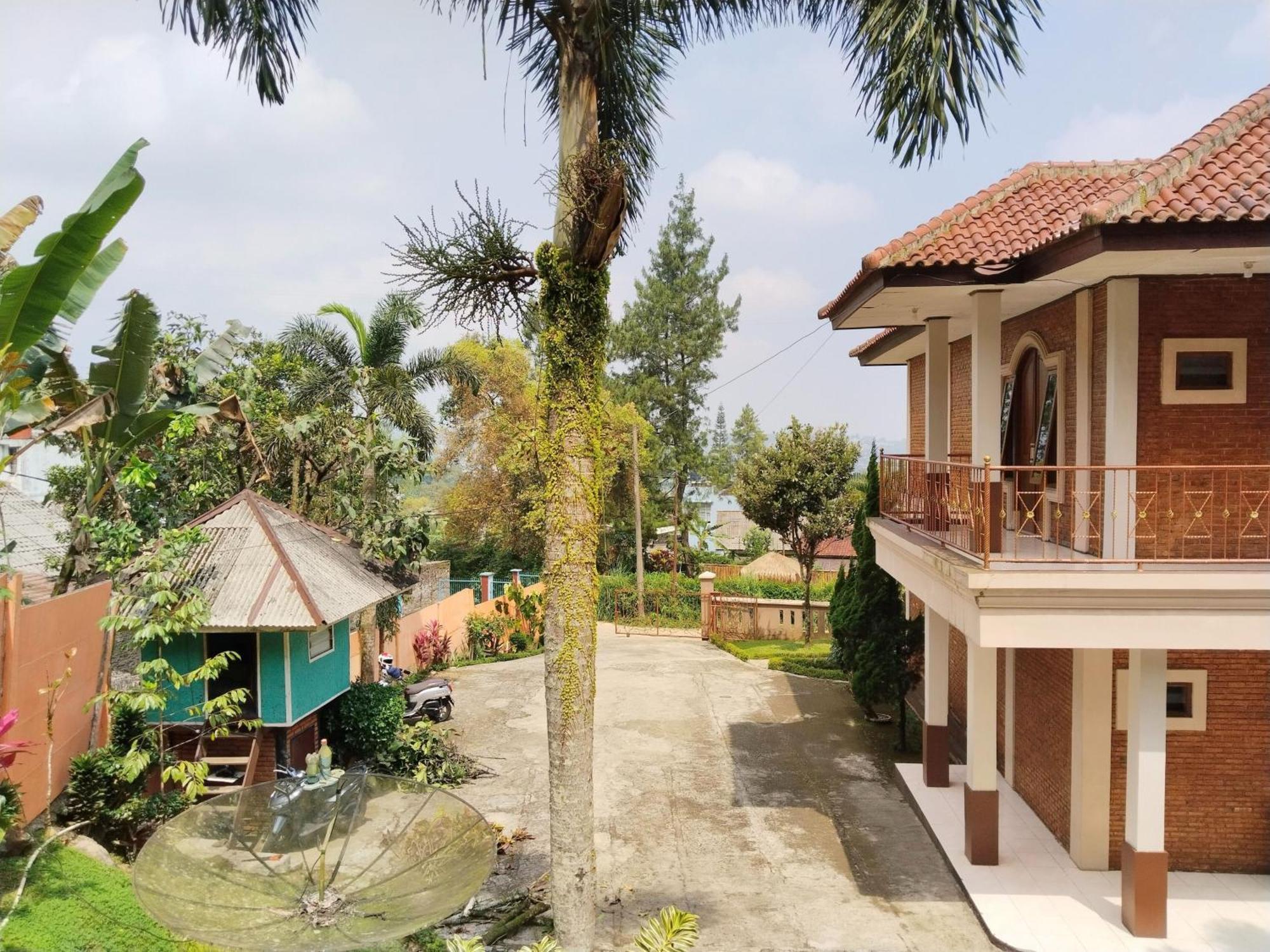 Villa Yustisia Curug 7 Cilember Cisarua Exterior photo