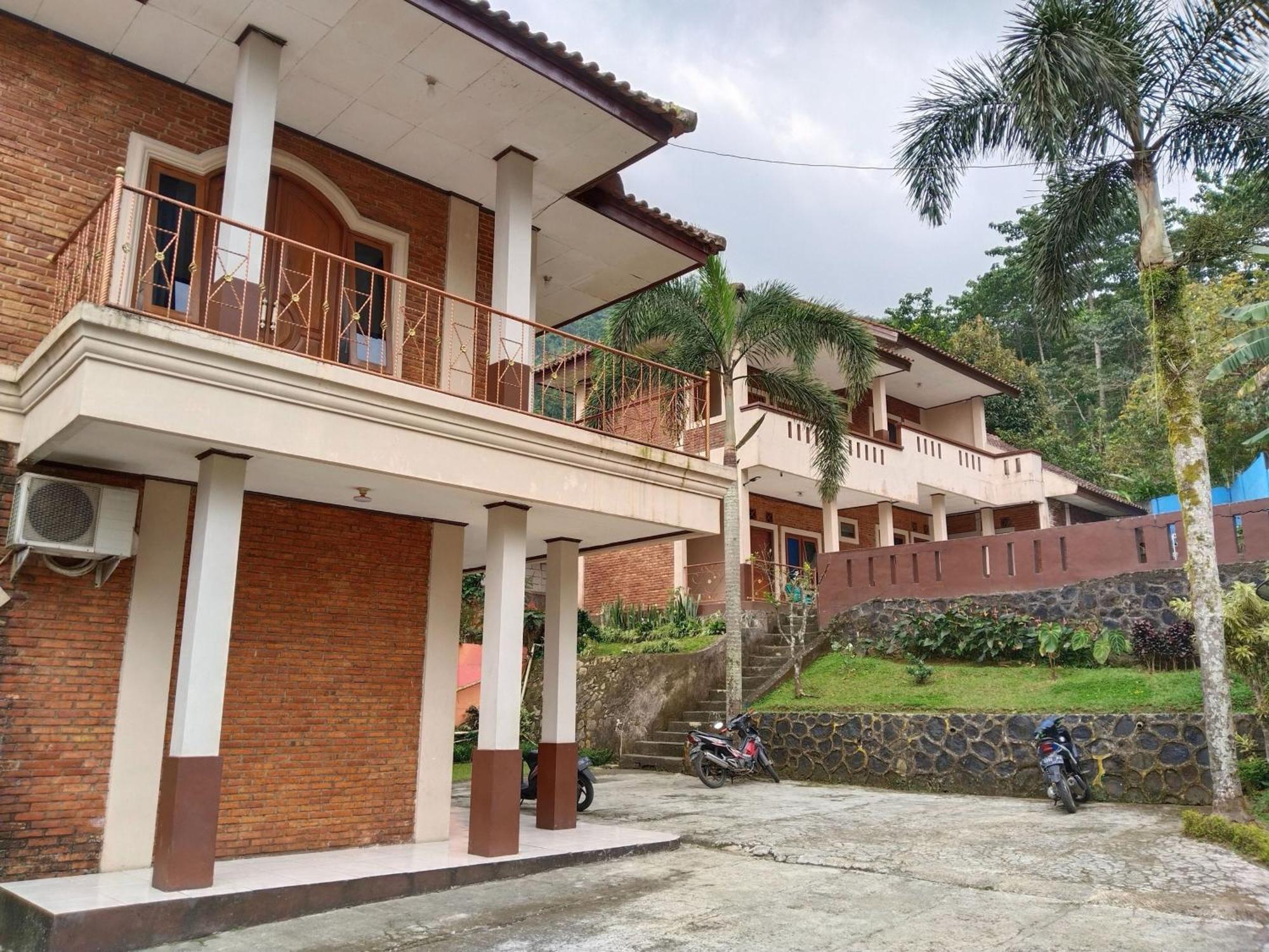Villa Yustisia Curug 7 Cilember Cisarua Exterior photo