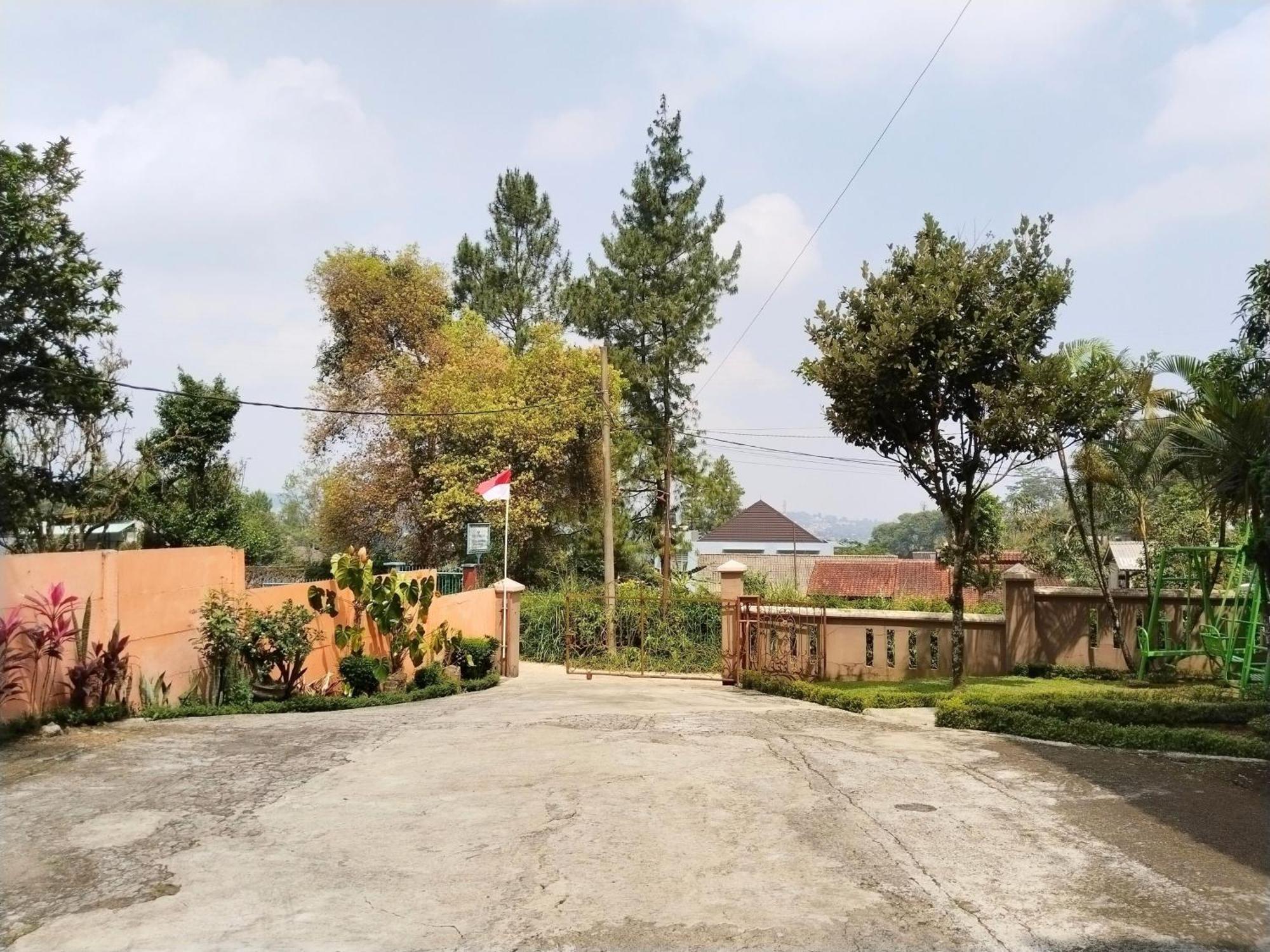 Villa Yustisia Curug 7 Cilember Cisarua Exterior photo