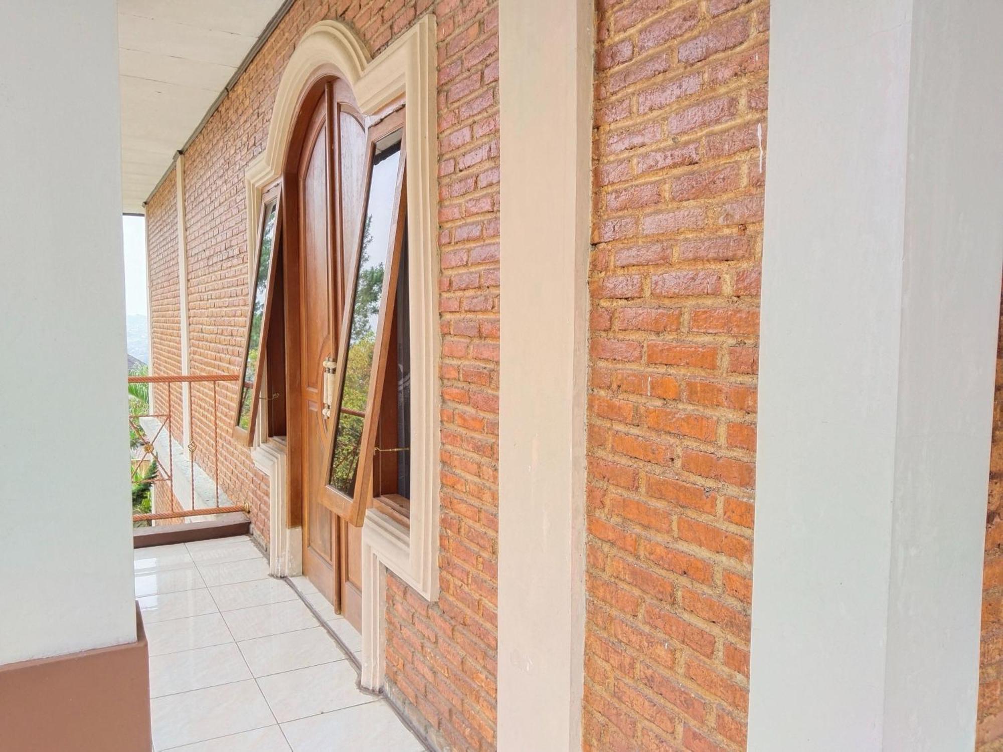Villa Yustisia Curug 7 Cilember Cisarua Exterior photo