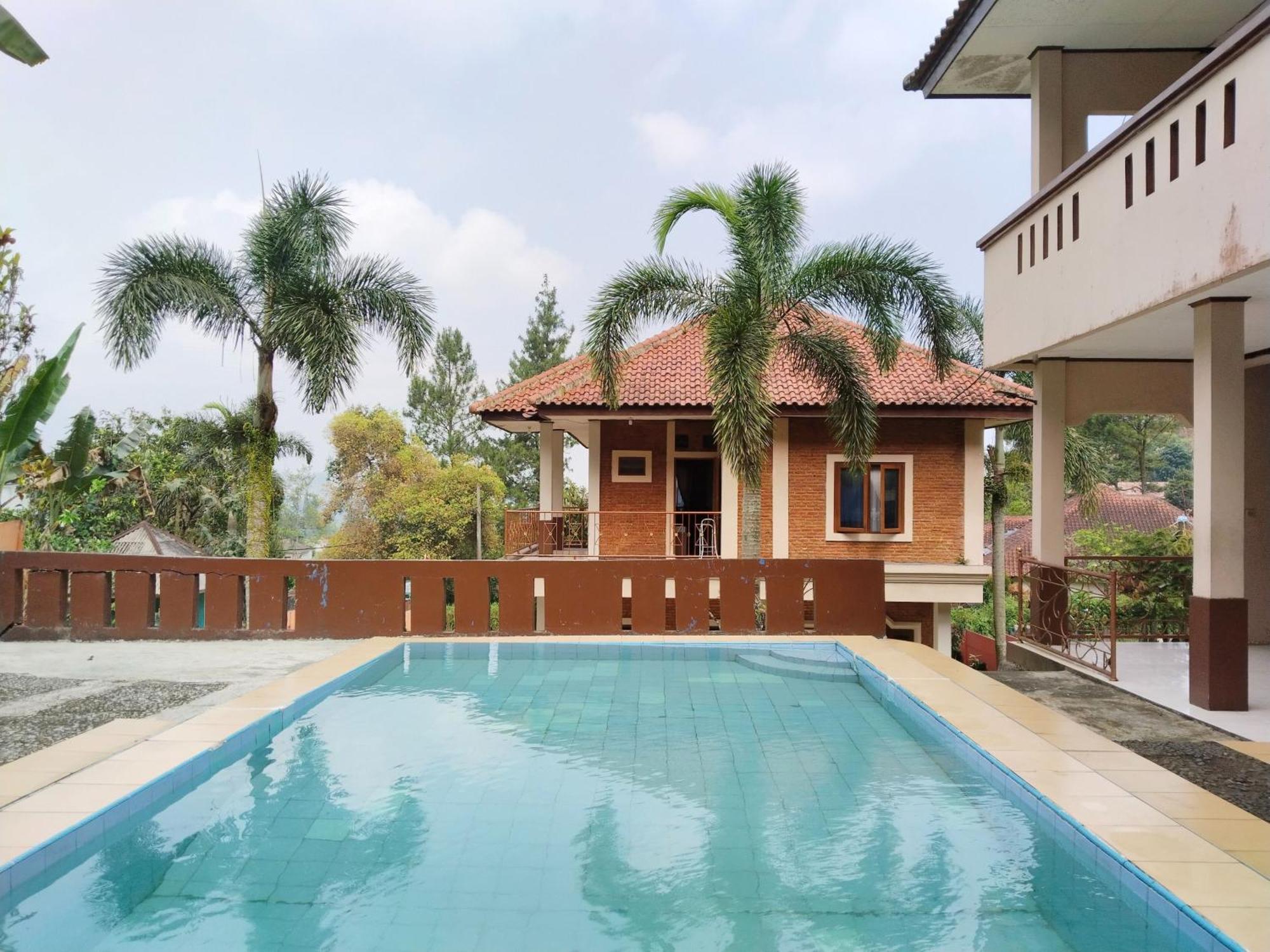Villa Yustisia Curug 7 Cilember Cisarua Exterior photo