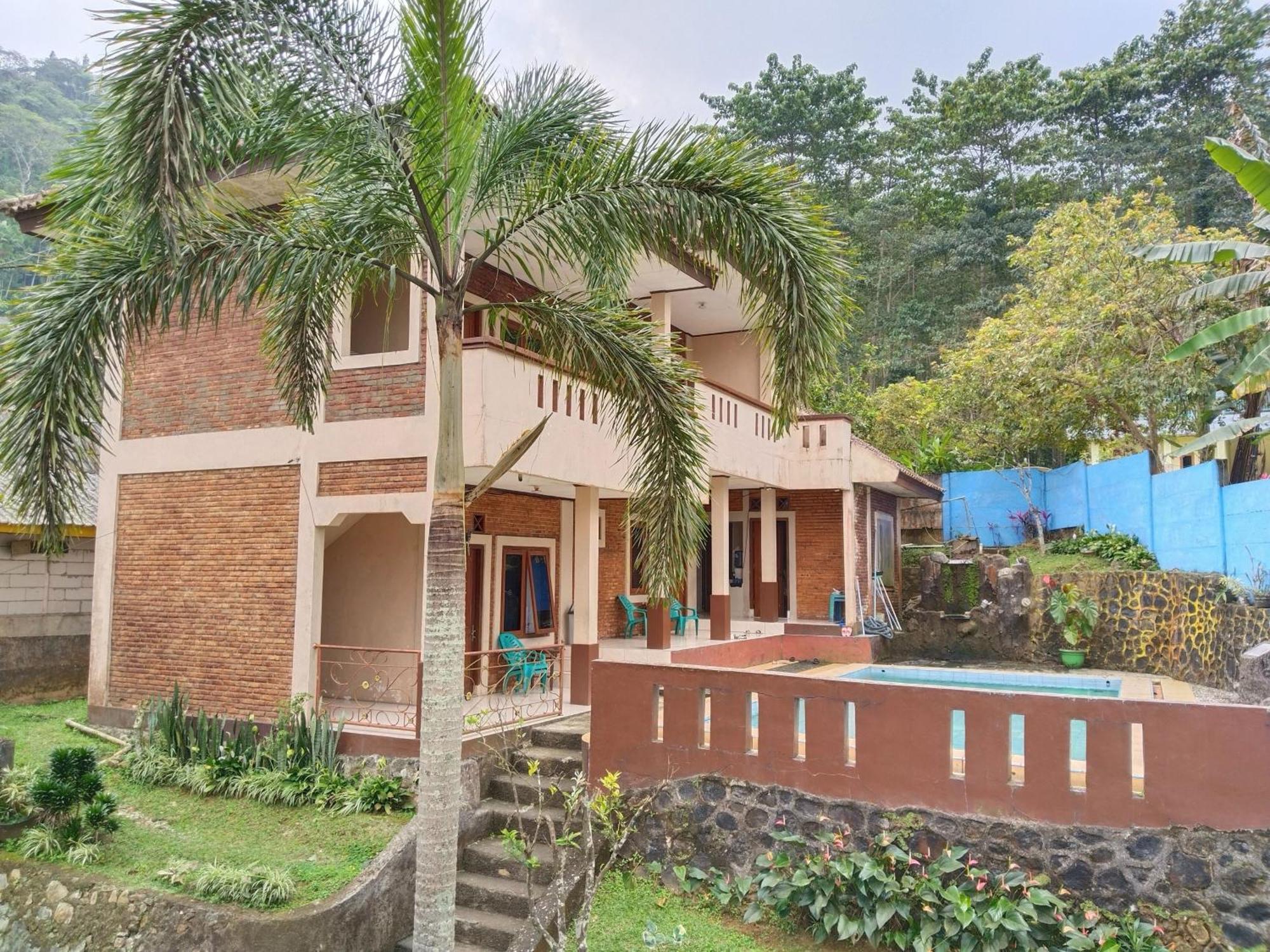 Villa Yustisia Curug 7 Cilember Cisarua Exterior photo