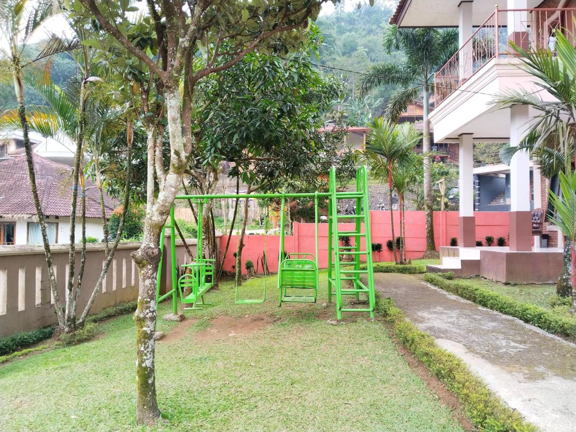 Villa Yustisia Curug 7 Cilember Cisarua Exterior photo
